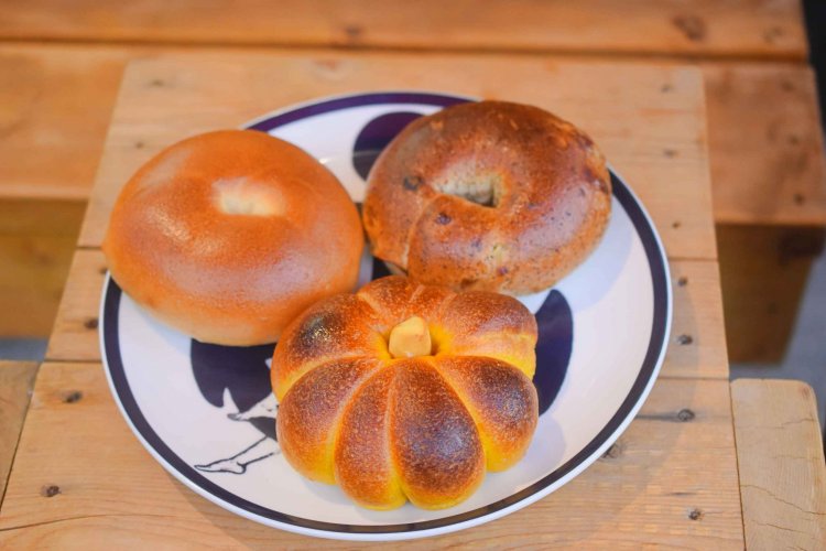 5種類ほど揃う、ベーグルも人気。おすすめは、左上 プレーンベーグル200円、右上 紅茶いちじくベーグル400円、手前 かぼちゃベーグル 390円。