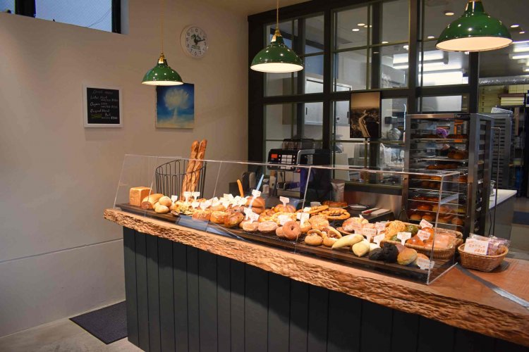 外観同様、店内のデザインもシックでおしゃれ。カウンターの上に、まるでブティックのようにパンが陳列されている。