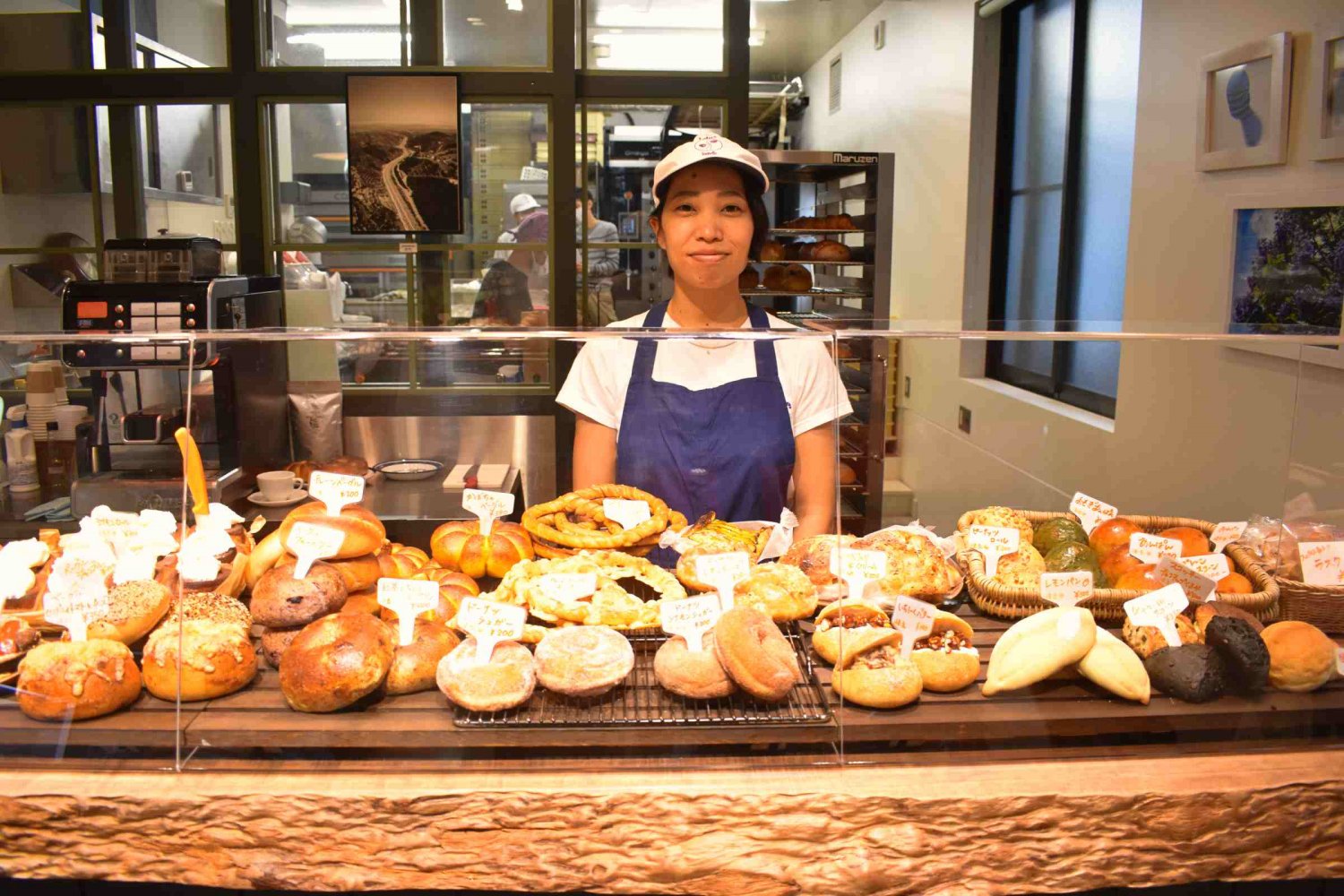 お話を伺った、店舗スタッフの岐部紗也子さん。「おいしいパンを通して豊かな生活を届けたいという想いで仕事をしています」。