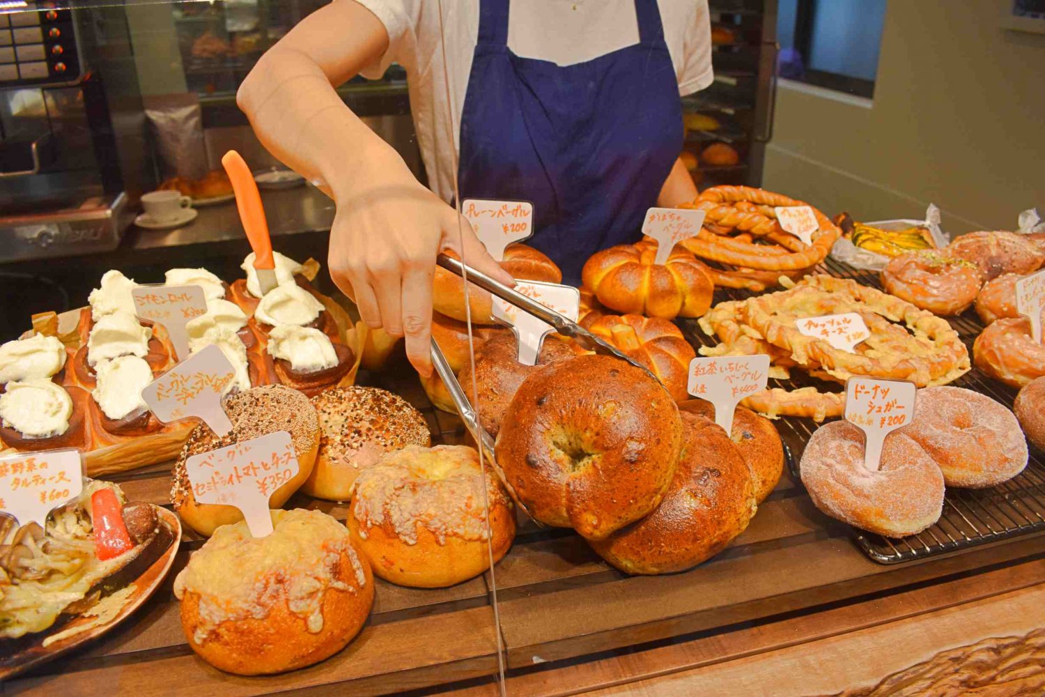 バゲットや食パンなどの定番から、惣菜パン、ベーグル、スイーツ系まで、常時30種類以上のパンが並ぶ。