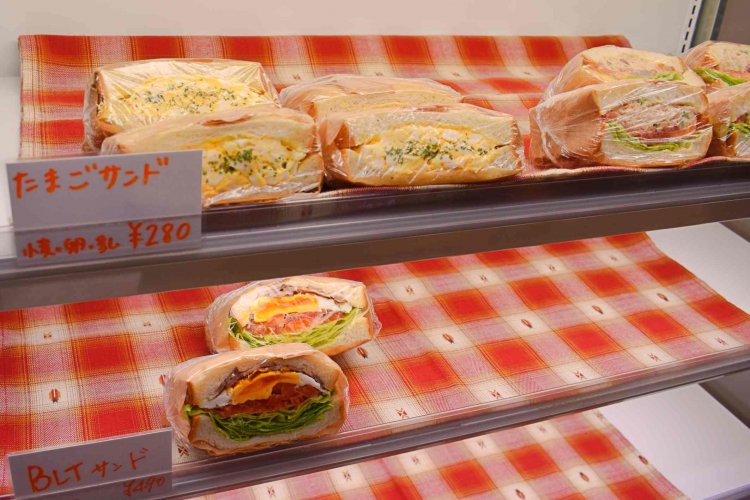 有機野菜を挟んだサンドイッチ類も人気で、買って目黒川沿いを散策しながら食べる人も多いそう。