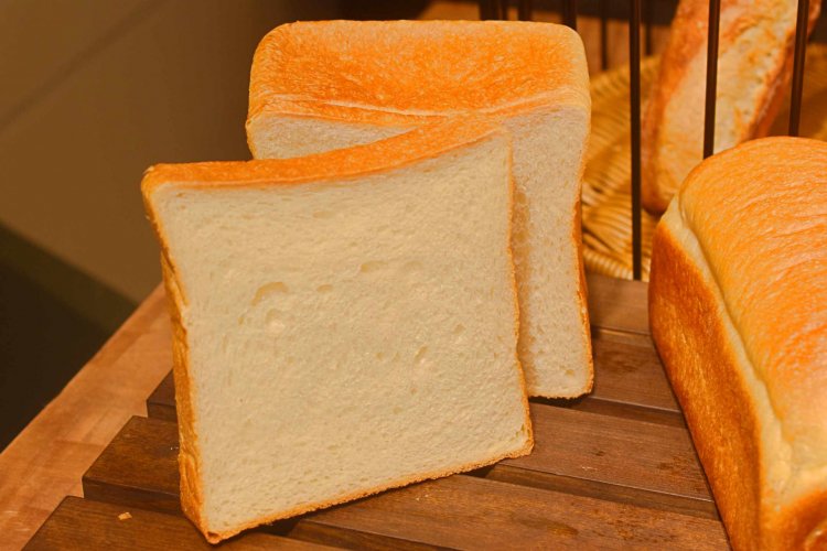 目黒川食パン480円。切ってみると、白く滑らかな生地が美しい。