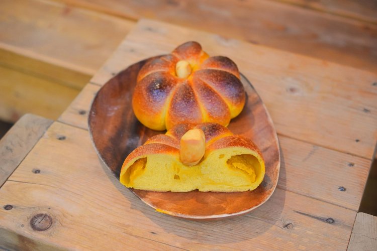 カットしてみると、中にかぼちゃ餡がたっぷり。かぼちゃの形もかわいい。