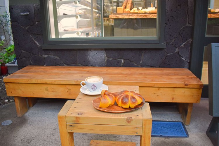 「お店の前にあるベンチで、お店で買ったパンを食べて行かれる親子連れも多いですよ」（岐部さん）。