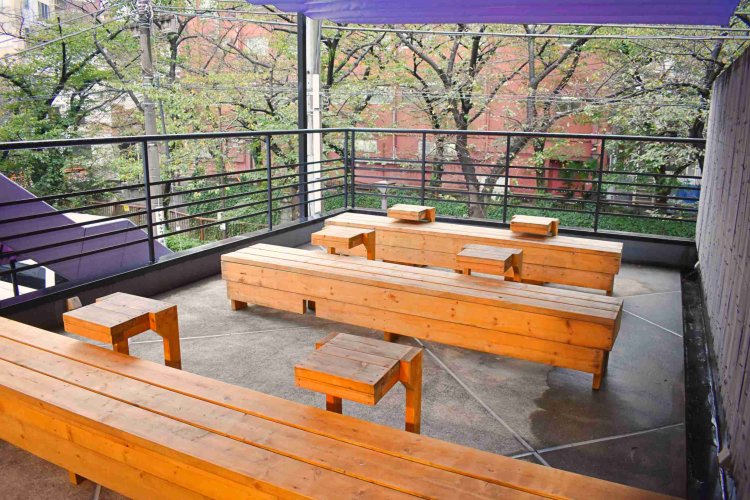 2階はベンチとテーブルがある、広々としたイートインスペース。