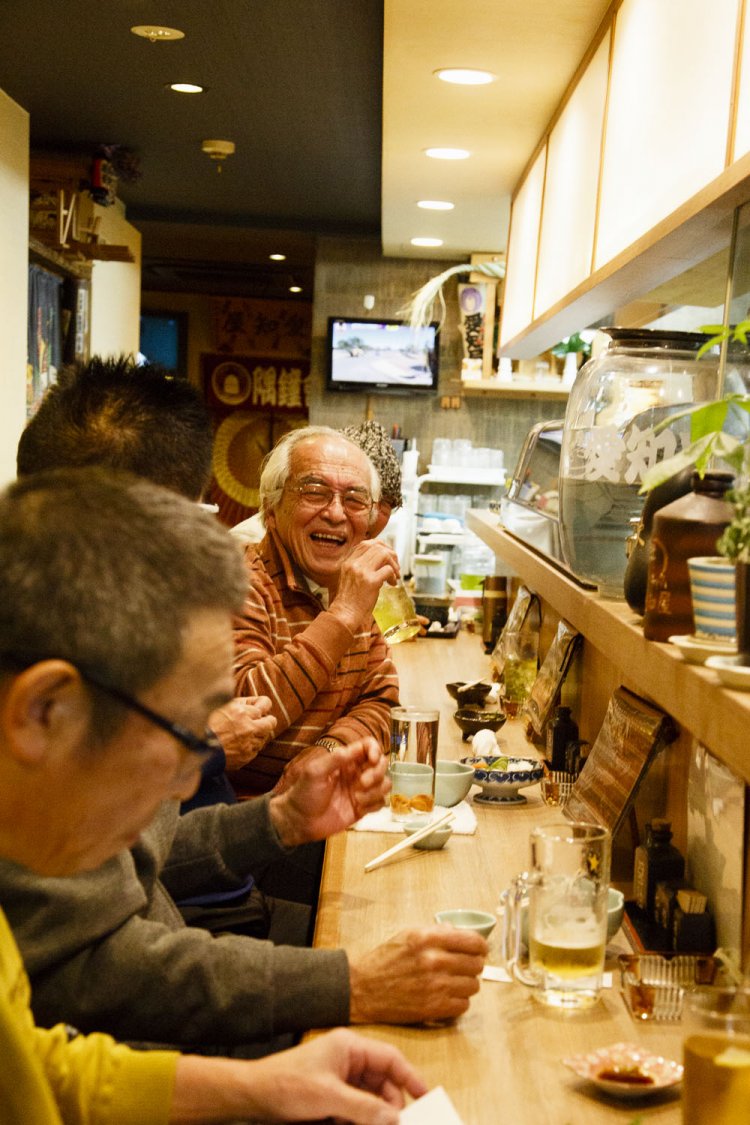 奥に長いカウンター席では常連も新規客もズラリと並び、楽しく飲み進める。