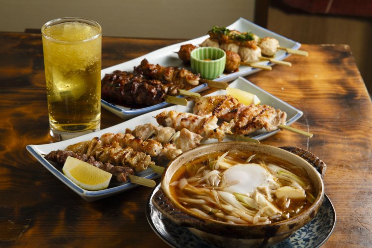 小鍋仕立ての牛豆腐700円は半熟卵がトロリとのる。串焼きは160円～。