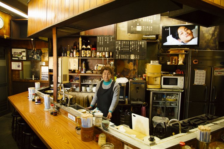 カウンター内には、今日も変わらず煮込み用の大鍋とそれを守ってきた2代目女将。