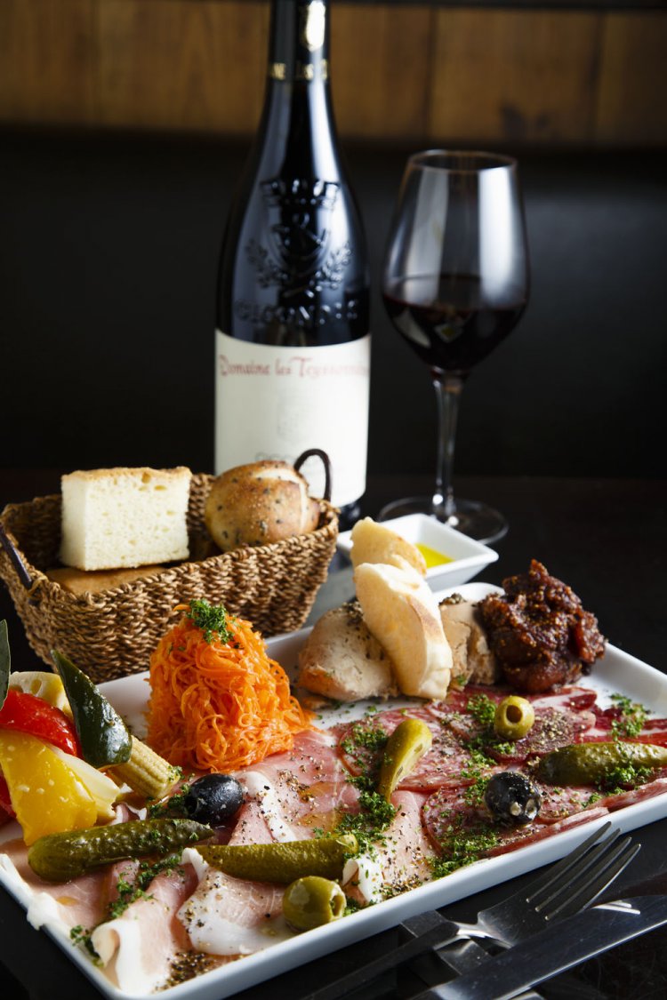 ボトルワイン3200円～、グラスワイン600円～。まずは前菜のイタリア産生ハムの盛り合わせ1892円。