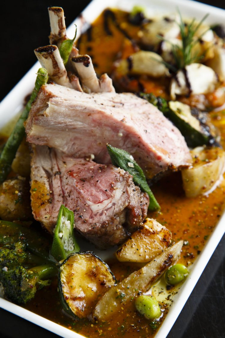 メインは見るからに食欲をそそる骨付き仔羊のロースト マスタードソース添え2530円。