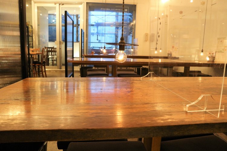 オープン当初から使われている天然オークのテーブルは、自然な風合いで空間に味わいを出している。