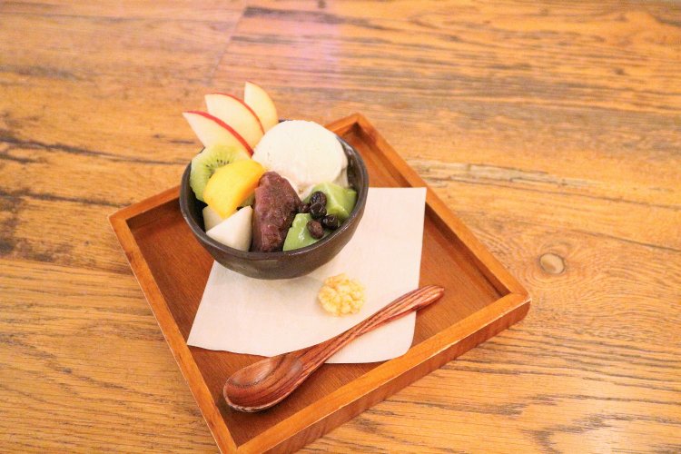 お盆に乗せられて登場する、八十八夜 クリームあんみつ740円。ドリンクセットは1160円。