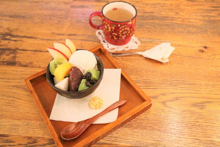 左が八十八夜 クリームあんみつ891円。右は自家製スパイスジンジャー814円。