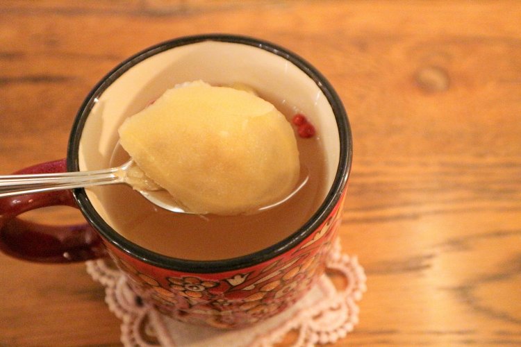 ドリンクをかき混ぜると、スライスした生姜がごろりと姿を現す。