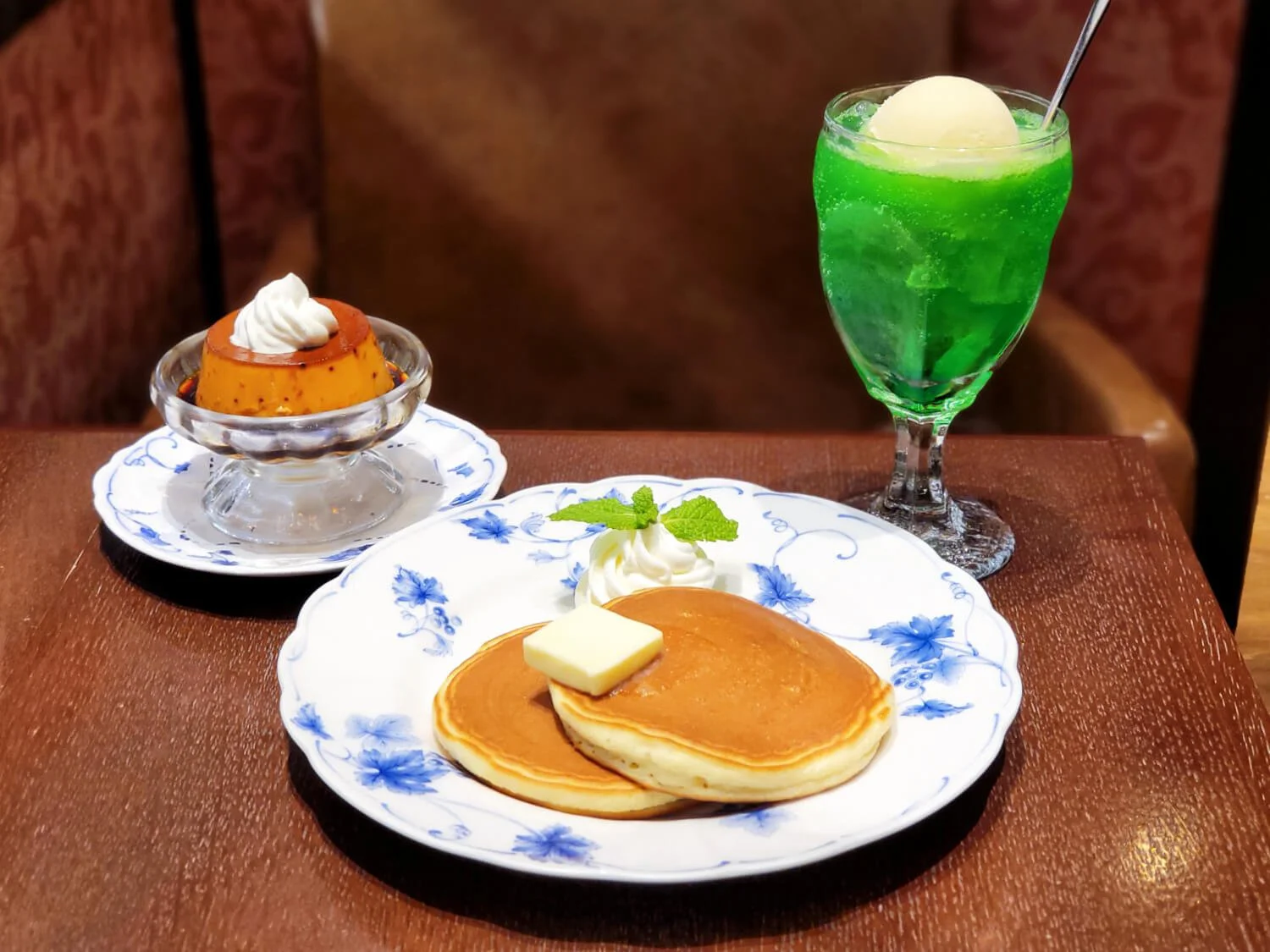 昭和な喫茶店でホットケーキ 固めのプリン クリームソーダを満喫 喫茶トリコロール 黒猫スイーツ散歩 上野編 さんたつ By 散歩の達人