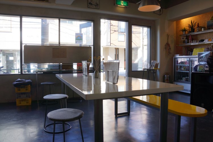 小粋な店内の外に、いつも通っている街の風景が見える新鮮さ。