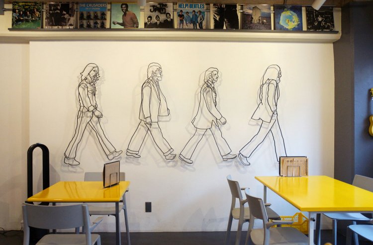 鉄で作られた、ザ・ビートルズ『アビイ・ロード』がモチーフのオブジェが印象的。