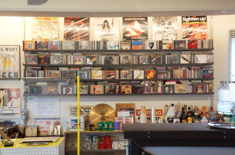 まるでCD屋のような、カウンター内の棚。