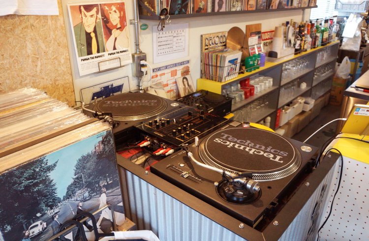 DJブースなどもあり、店主がかなりの音楽好きであることがわかる。