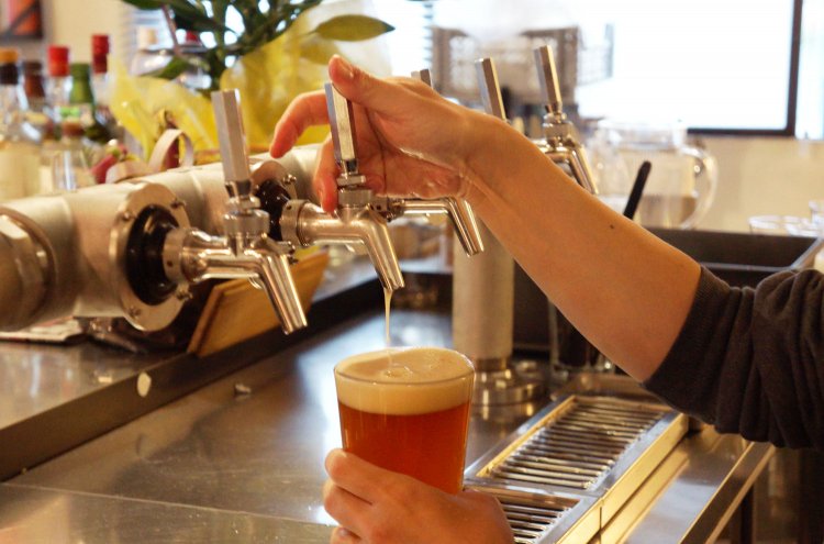 注ぎは熟練の技。