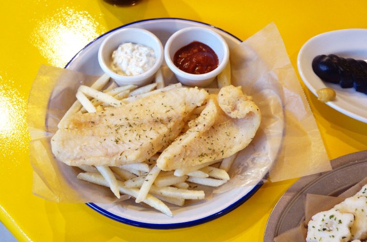 定番のフィッシュ&チップス900円。
