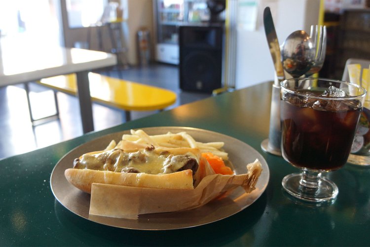 サンドウィッチにはポテトとドリンクがつく。