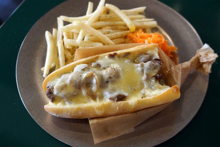 たっぷりのステーキ肉と玉ねぎのグリルに、とろけるチーズがこれでもか！