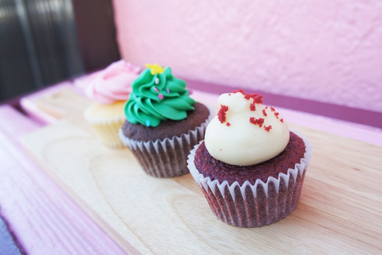 店内のキッチンで手づくりする可愛らしいケーキ。