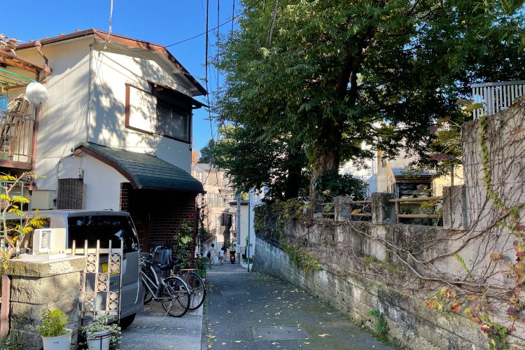 寺の境内からは子どもたちの笑い声も。