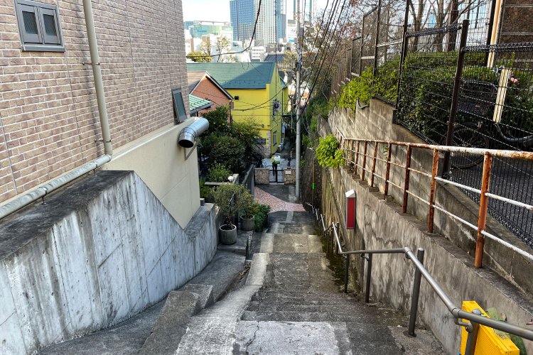 あえて迷い込むのが楽しい坂道。