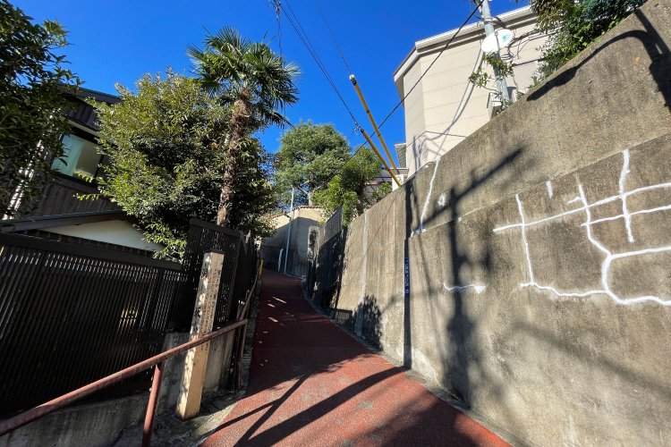 昔ほら貝が出たとも、くぼ地のため洞というなど様々な説がある洞坂。