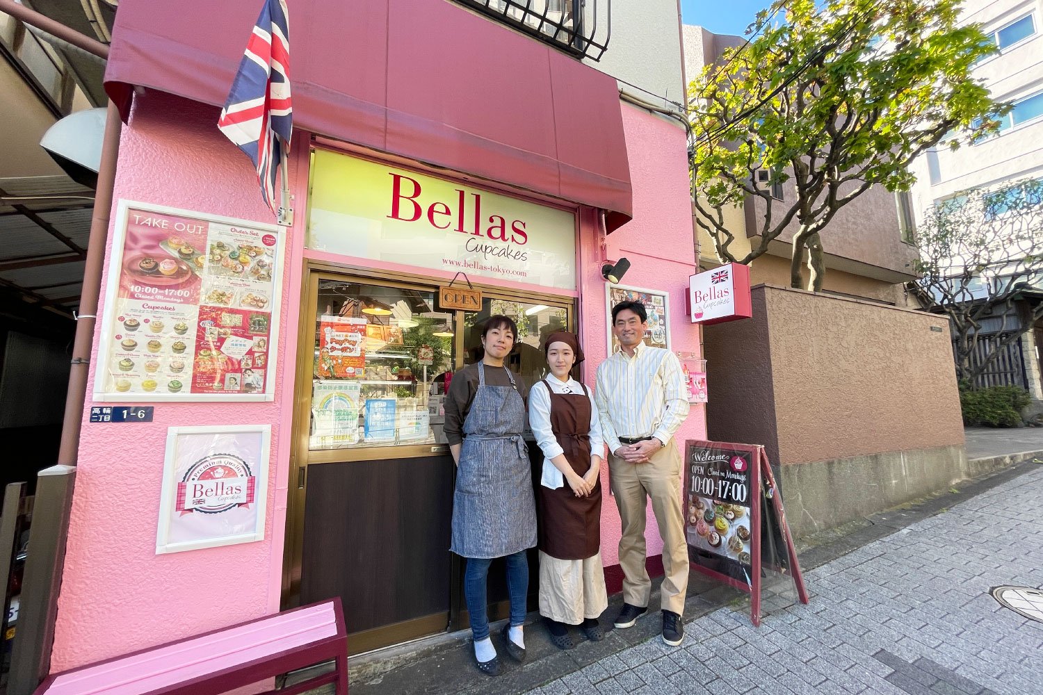 現オーナーの芦田均さん（右）が、日本を離れた前オーナーから経営を引き継いだ。本場のレシピを元に、店のキッチンで調理する。
