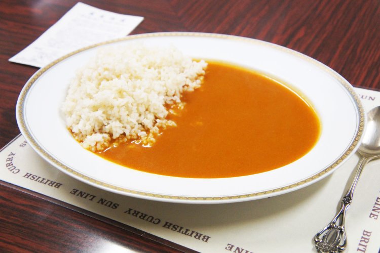 具材が見えないのは、煮込んでよく溶けた肉や野菜を裏ごししてカレーソースに仕上げているため。「医食同源」のカレーを求め、全国から常連客が訪れる。