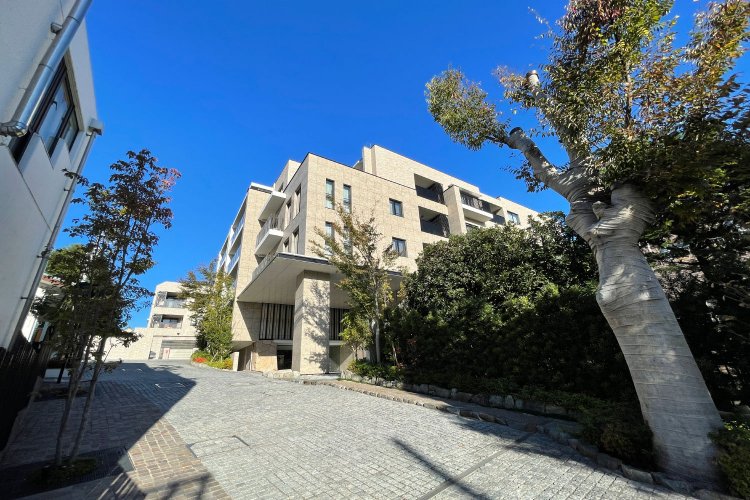 「伊勢神戸藩の本多伊予守が江戸屋敷を構えた土地で、後にソニーの迎賓館があった場所に建てられた」（石川さん）という「ザ・パークハウス 高輪フォート」。