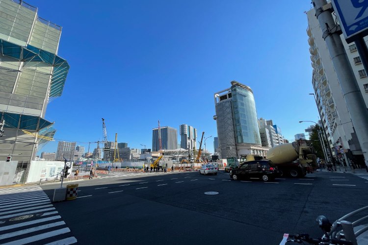 地下鉄浅草線泉岳寺駅を出てすぐ、泉岳寺交差点より。