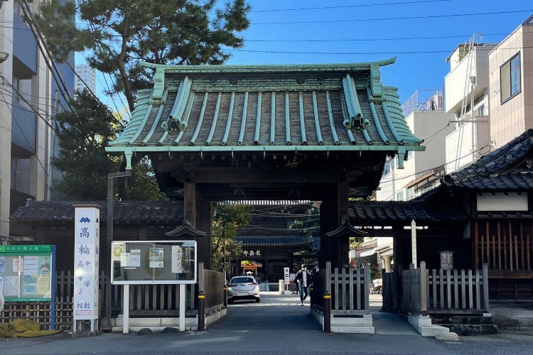 中門、山門をくぐると泉岳寺の境内。奥には赤穂義士の墓所も。