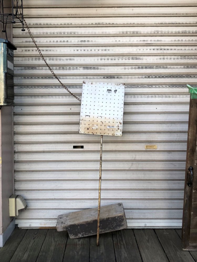 Staticism of Dog on a leash《鎖に繋がれた犬》