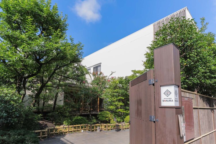 通りから奥まったところにあり、植栽が多いので、都会の喧騒は感じられない。