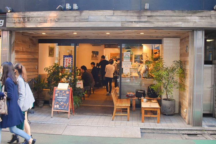 お店の前にもベンチが置かれ、ペット連れのお客さんなどが立ち寄って行く。