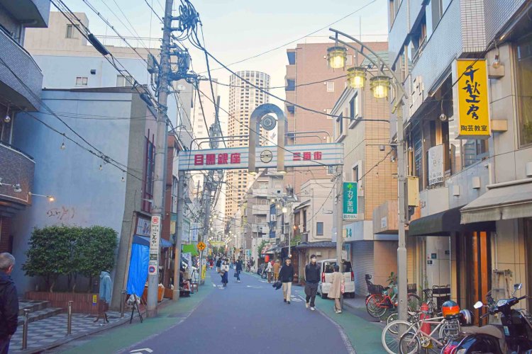 中目黒駅から徒歩2、3分のところにある、目黒銀座商店街。朝から晩まで地元住民で人通りは多い。
