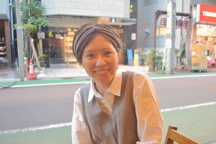 お話を伺った、店長の吉岡さん。「常連の方も多いですし、接客が楽しいです」。