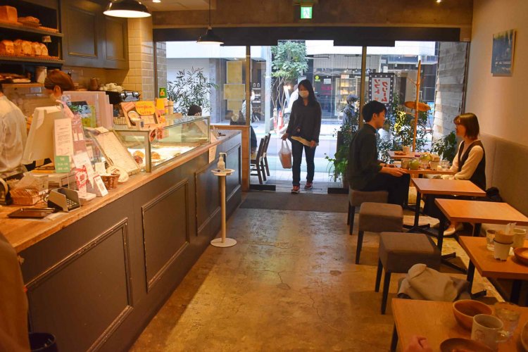 お店のドアは常に開いているほど、本当にお客さんが絶えない店内。