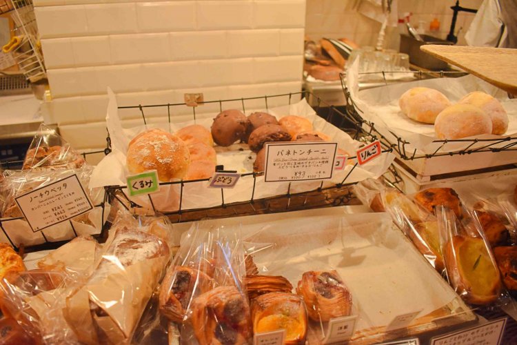 季節の素材を使ったスコーンやデニッシュなど、甘いパンの種類も多い。