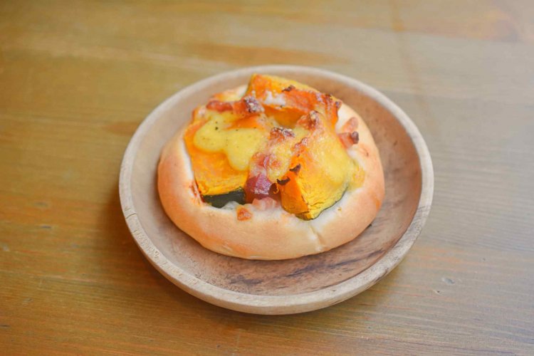 厚切りベーコンと栗かぼちゃのフォカッチャ イートイン398円、テイクアウト390円。