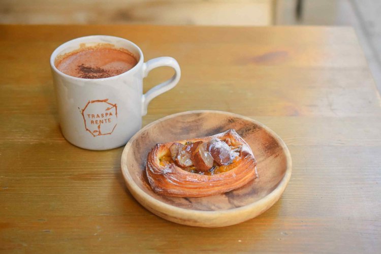 栗とかぼちゃのデニッシュ イートイン342円、テイクアウト335円。カフェモカ イートイン695円、テイクアウト682円。