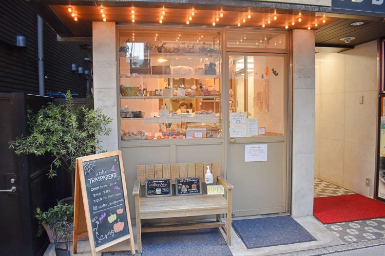 『アトリエ トラスパレンテ』はテイクアウトのみで、外観はかわいらしい雰囲気。