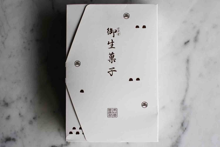 御生菓子と書かれた箱を開くと