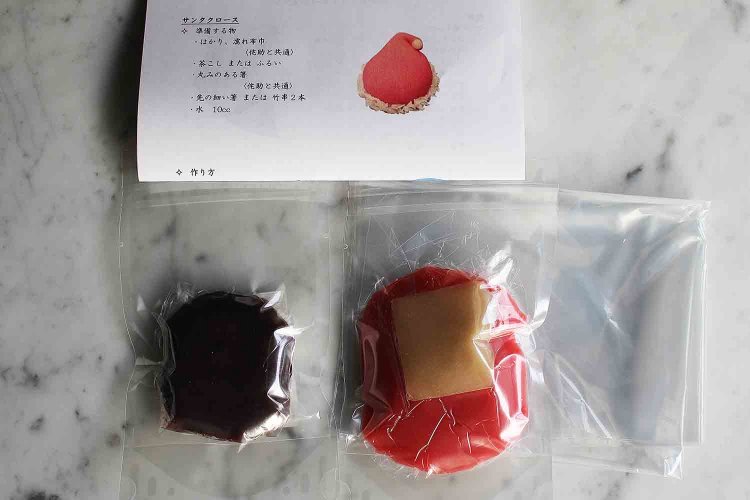 「サンタクロース」の材料は、「こし餡」、赤い「こなし生地」、「白あん」。