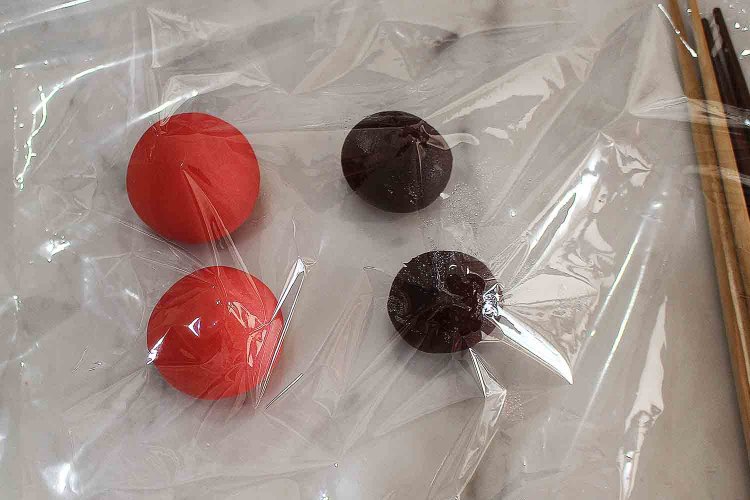 餡を等分に分けて丸める。はかりがなければ目分量で大丈夫。