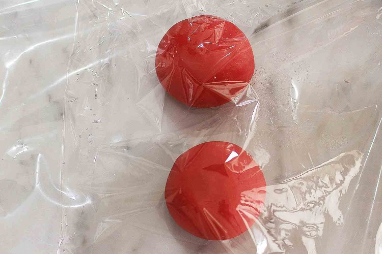 乾燥は生菓子の大敵。こなし生地で餡を包んだら、ポリシートをかぶせる。